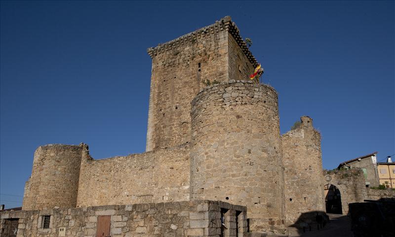 El castillo de Miranda del Castañar acusa el paso del tiempo en su estructura.