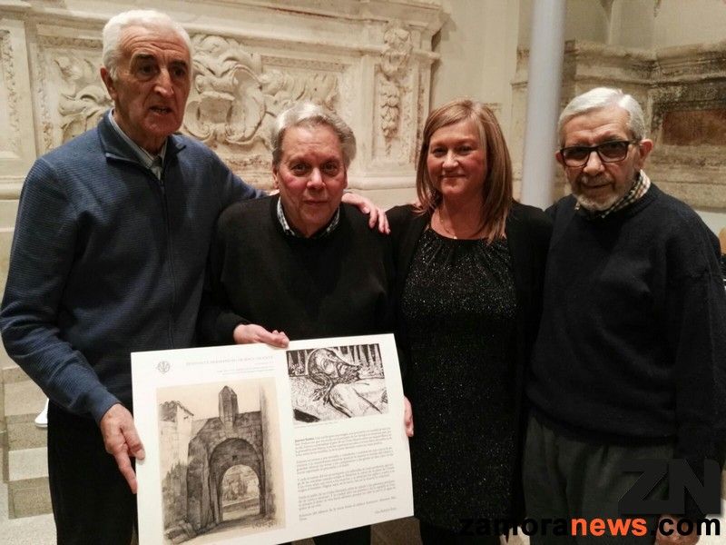 Antonio Pedrero, el segundo por la izquierda, en un acto de la Semana Santa de Zamora. A su lado, la periodista y escritora Ana Pedrero