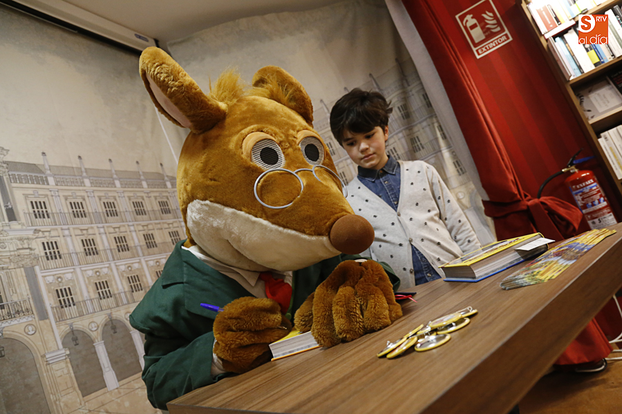 El conocido personaje firmó libros a los jóvenes lectores / Foto de Alejandro López