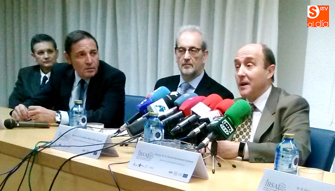 El hematólogo Jesús María Hernández Rivas, del Hospital Universitario de Salamanca y profesor de la Universidad de Salamanca, a la derecha, en la presentación de este proyecto