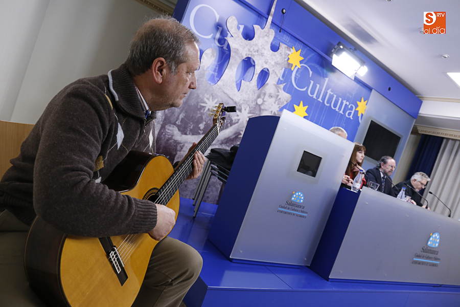  Luis Fiz se encargo de la ambientación musical de este encuentro poético / Foto de Alejandro López