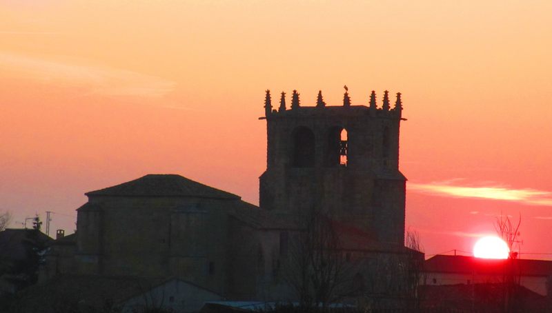 Ocaso del Sol ocultándose tras tierras portuguesas con la torre de Guadramiro como vigía de su Historia