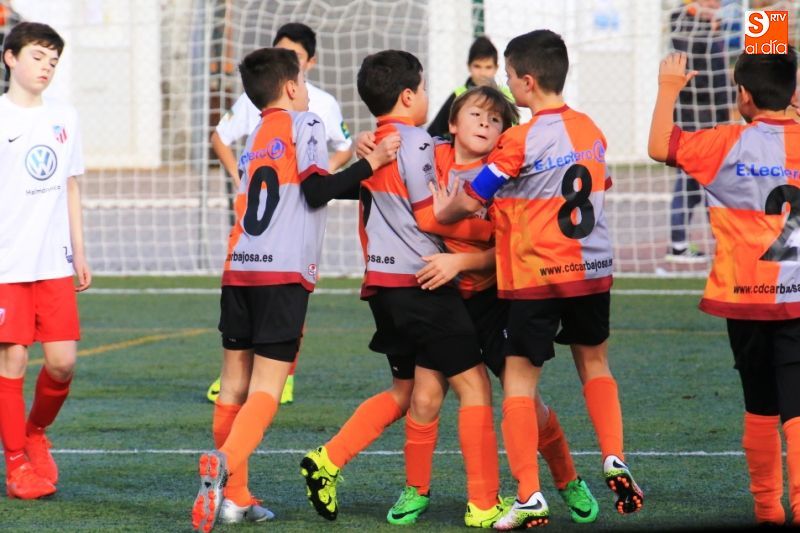 El Carbajosa alevín celebra un gol contra el Santa Marta