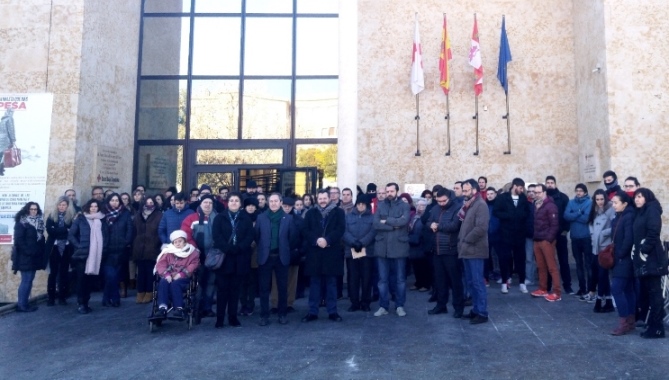 Minuto de silencio en la sede de Cruz Roja en Salamanca