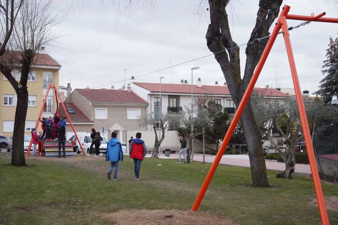 El Ayuntamiento instala una tirolina de 28 metros para el disfrute de los niños  