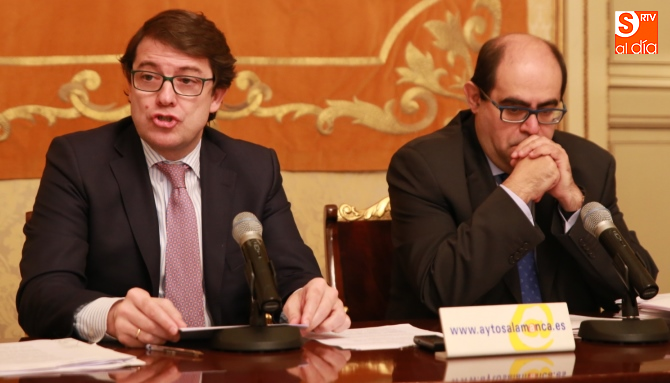 El alcalde de Salamanca, Alfonso Fernández Mañueco, y el concejal de Hacienda y Régimen Interior, Fernando Rodríguez, en la presentación del proyecto de presupuesto municipal para este año