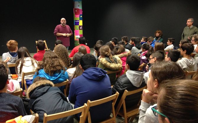 Félix Albo y Katua Teatro llenan la biblioteca de ingenio  