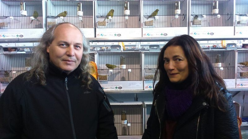 Rafael Prieto Santos delante del canario campeón