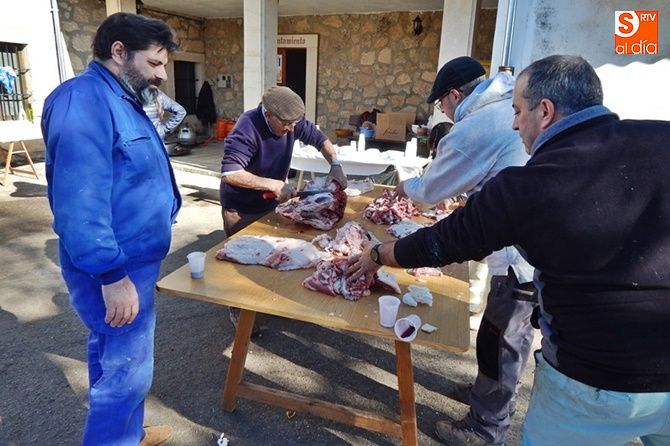 Labores de despiece del cerdo en la matanza típica de Torresmenudas