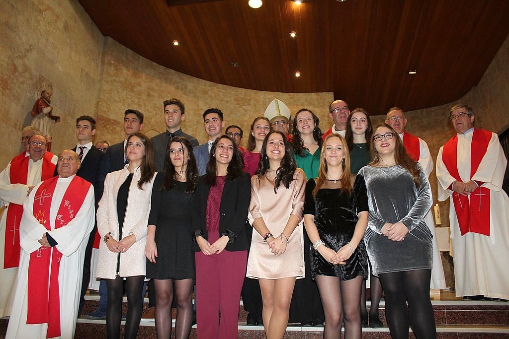 Los jóvenes confirmados, arropados por los sacerdotes que presidieron la ceremonia