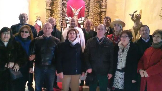 El Mariquelo, el párroco, el alcalde y vecinos en el interior del templo