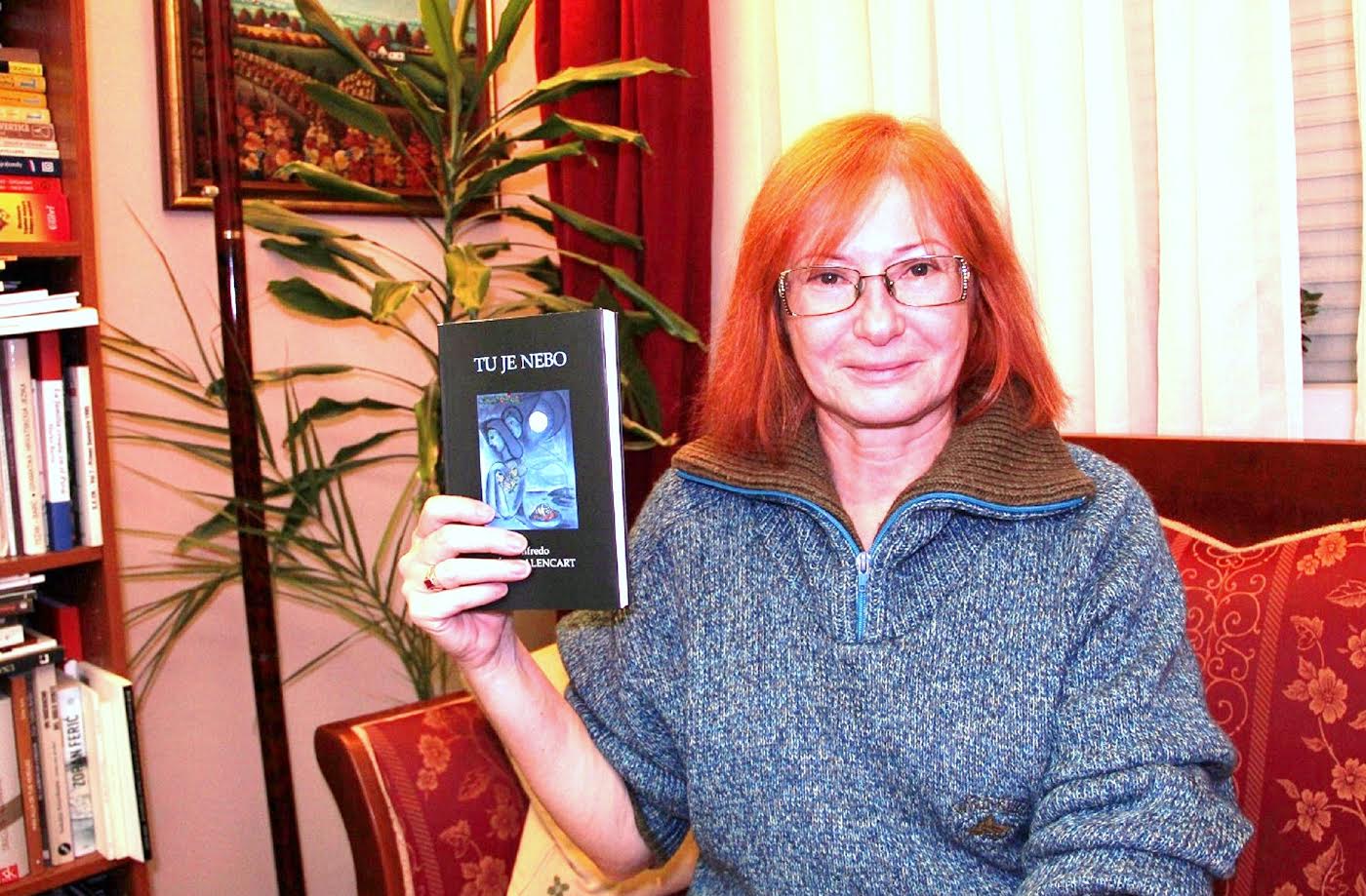 Zeljka Lovrencic en Zagreb, con un ajemplar de la antología