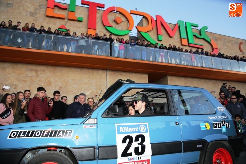 Momento de la exhibición de los coches clásicos en el CC Tormes