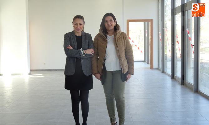 Las concejalas Marta Labrador y Silvia González, en el interior del Centro de Interpretación