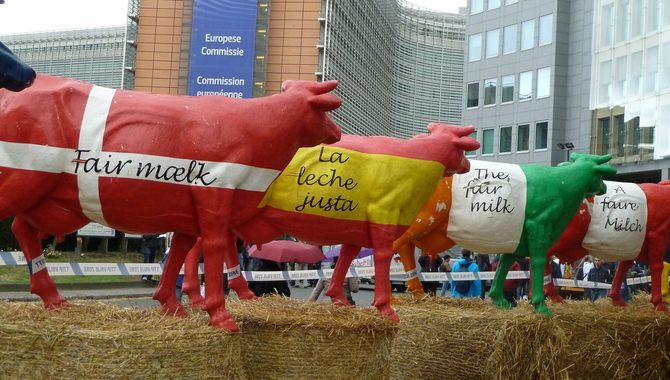 La Junta inyecta dinero a una macro granja en Soria y la UE promueve reducir la producción  