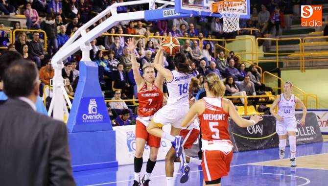 Salvadores lanza a canasta ante la oposición de un rival en el partido de Würzburg