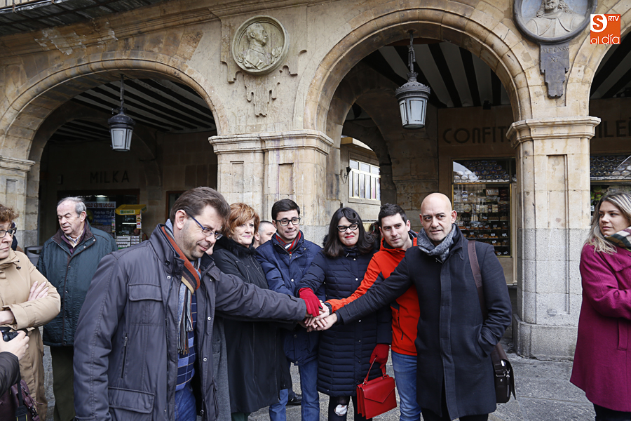 Representantes de distintos partidos políticos, asociaciones y sindicatos bajo el medallón de Franco (Foto de Álex López)