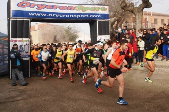 Cientos de correrdores participaban en la V Carrera del Roscón de Paradinas en favor de la AECC