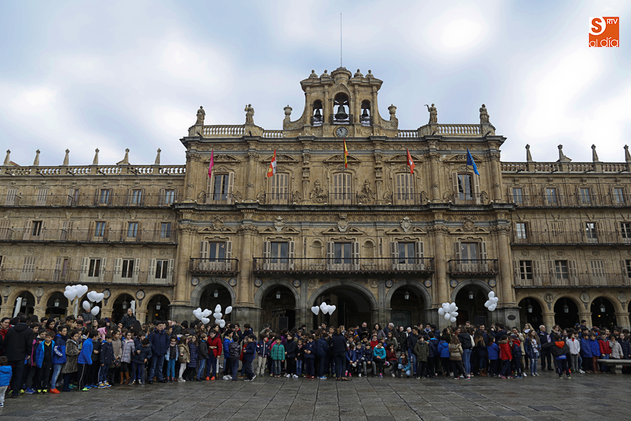 Alumnos del Colegio Maristas en la Plaza Mayor, en el Día de la Paz. Foto: Alex López