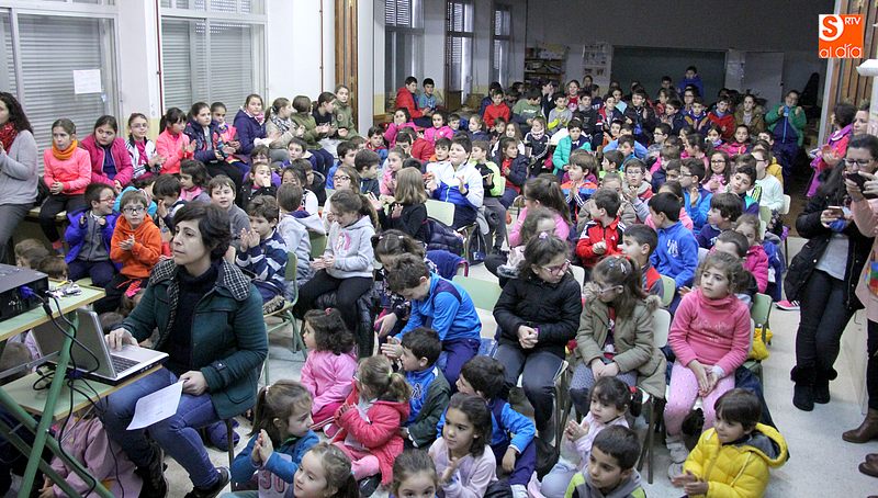 Los alumnos aplaudieron al finalizar cada interpretación preparada por los profesores para este Día Escolar de la No Violencia y la Paz