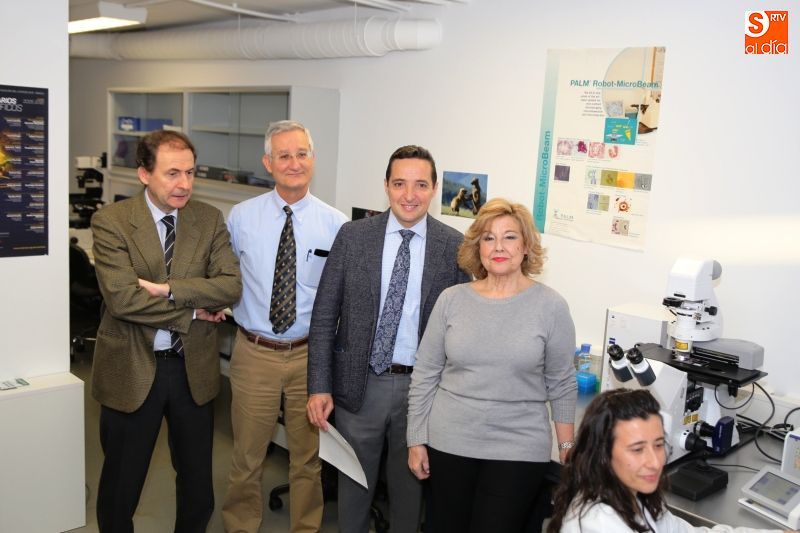 Los responsables de esta nueva adquisión posan junto al aparato