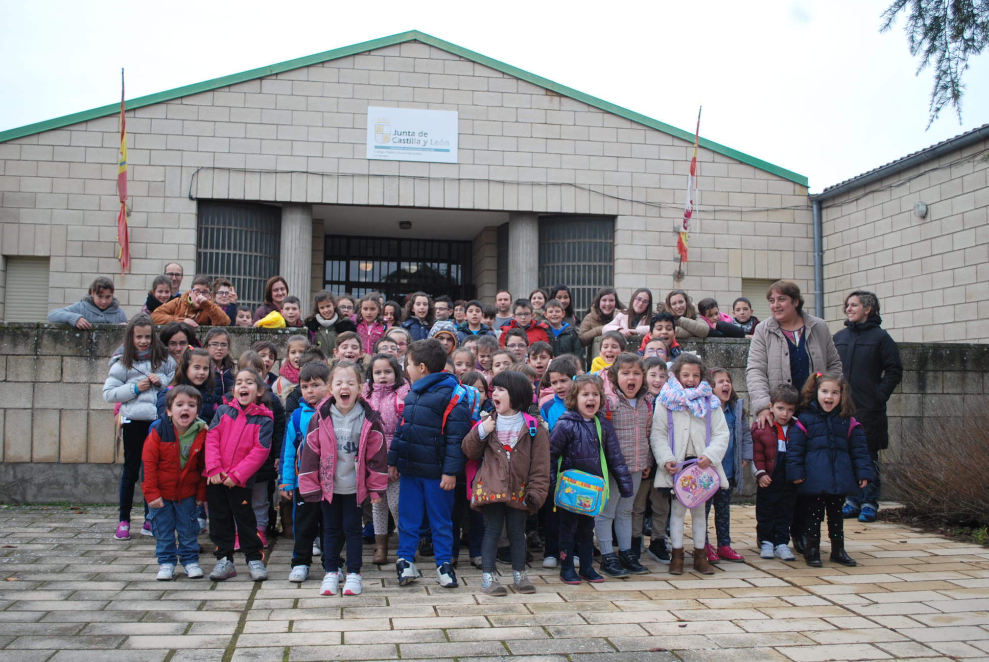 Los escolares de la comarca entonan un canto por la paz y la solidaridad