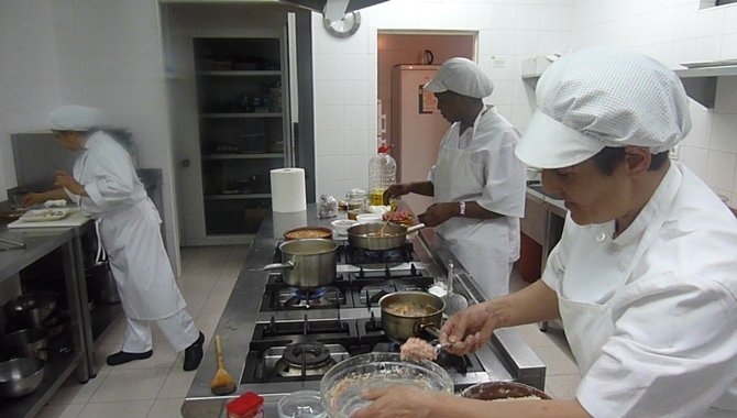 Imagen de archivo de uno de los cursos de operaciones básicas de cocina de Cáritas