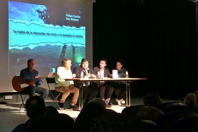Un momento del acto de presentación de los dos libros