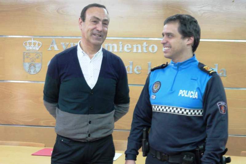 El alcalde de la ciudad, Pedro Samuel Sánchez, junto a uno de los policías locales del municipio