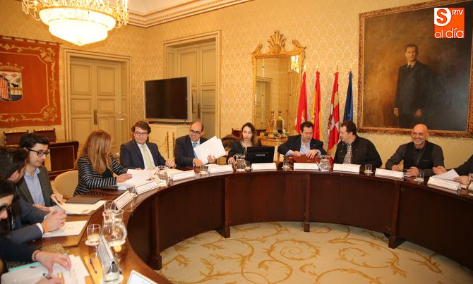 El alcalde, Alfonso Fernández Mañueco, preside la reunión del Consejo de Ciudad. Foto: Alberto Martín