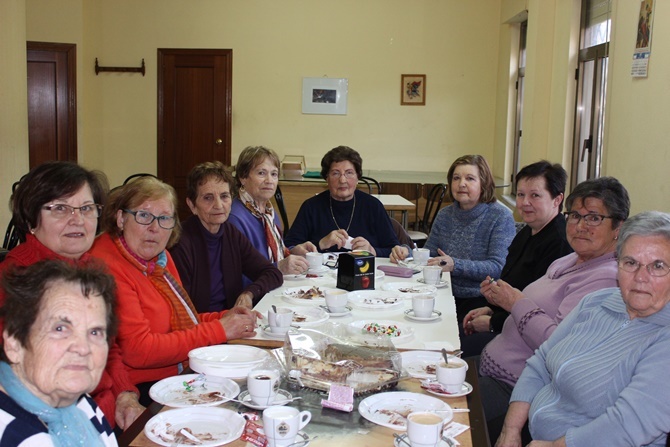 Disfrutando de un café y una deliciosa tarta en Calzada de Valdunciel