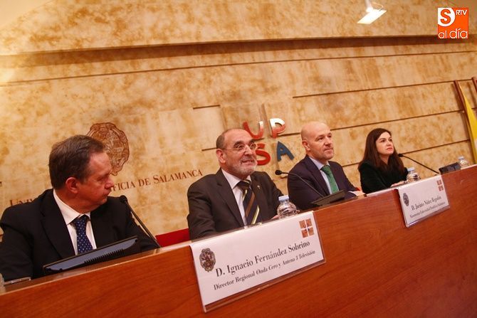 El vicerrector Jacinto Núñez, acompañado de representantes de Atresmedia