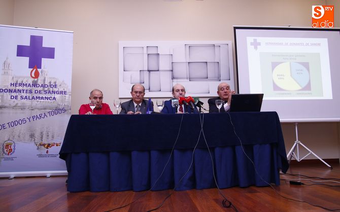 Los directivos de la Hermandad de Donantes de Sangre presentan el balance de 2016. Foto: David Fernández