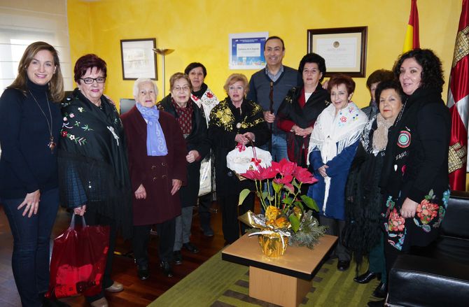 El alcalde entrega el bastón de mando a las águedas