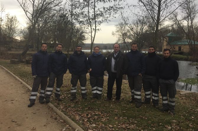 Los alumnos del Programa Mixto de Empleo realizan la limpieza y desbroce del paseo fluvial  