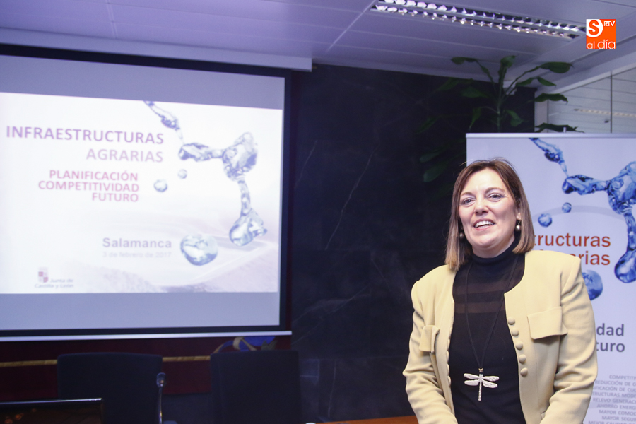 La consejera de Agricultura, Milagros Marcos, presentando el  mapa de infraestructuras. Fotos: David Fernández