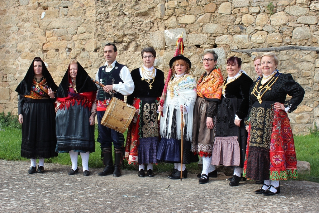 Águedas de Miranda del Castañar ataviadas con la vestimenta típica. Foto: Inst. de las Identidades
