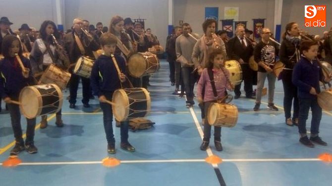 Objetivo conseguido en Aldeatejada con el récord de tamborileros. Fotos: Alberto Martín