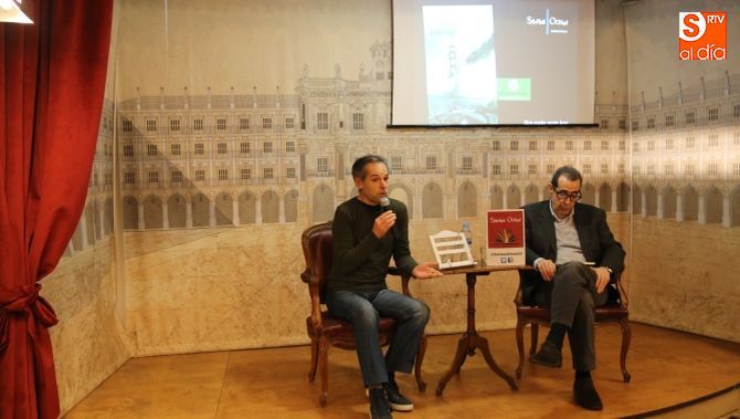 Benito Pascual, presentando su obra en Santos Ochoa. Fotos: Alberto Martín