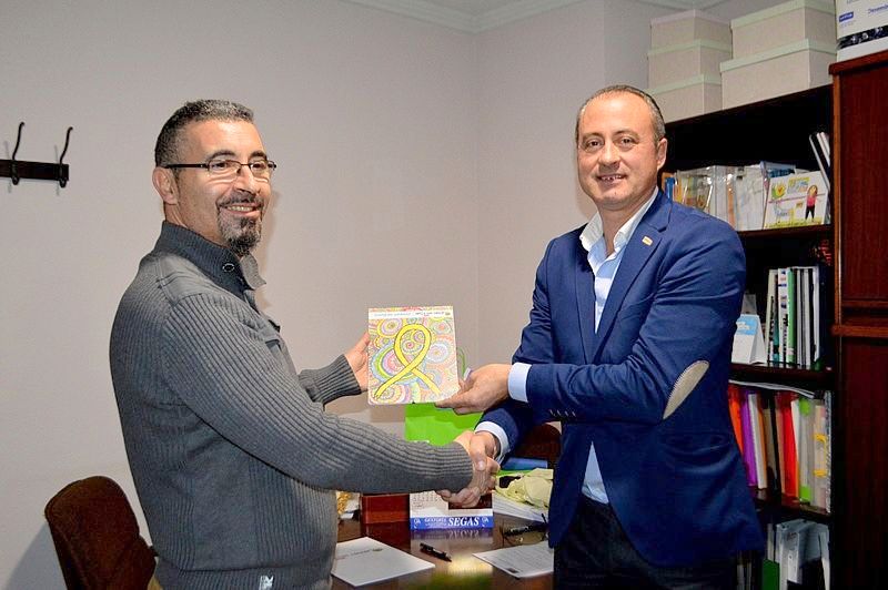 Luis Miguel Solórzano y Miguel Ángel Vicente estrechan la mano para reforzar la lucha contra el cáncer infantil