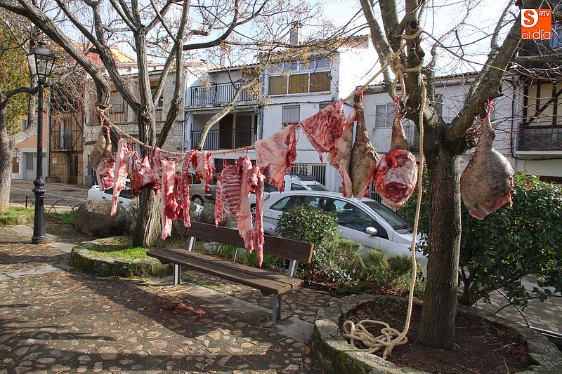 Exposición de piezas en una matanza serrana.