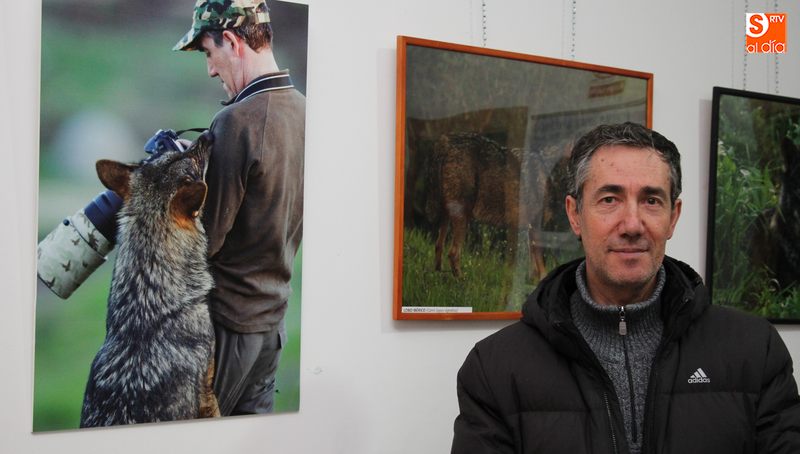 Vicente Hernández, autor de la muestra Fauna amenazada y que se expone en el edificio San Nicolás / CORRAL