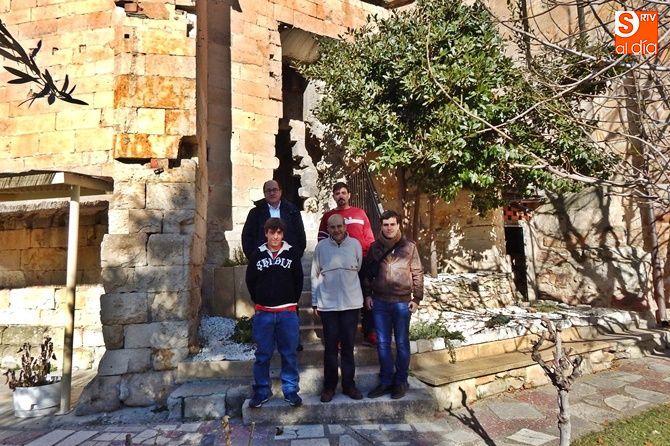 Manuel Muiños, presidente de Proyecto Hombre Salamanca, junto a varios de los chicos que han estado o están en proceso de reinserción
