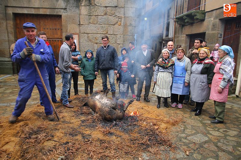 Homenaje a la tradición familiar en la matanza típica