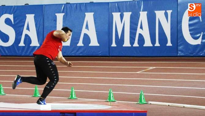 Un nomento del concurso de lanzamiento de peso en la pista cubierta de La Aldehuela