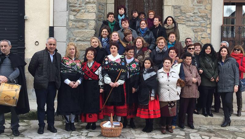Tras la entrega del bastón de mando, las águedas de Barruecopardo acudirían a misa