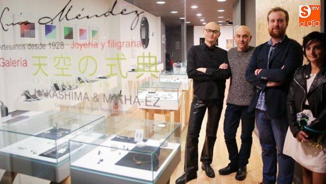 Luis Méndez, junto a algunos de los artistas que han mostrado sus obras en esta sala