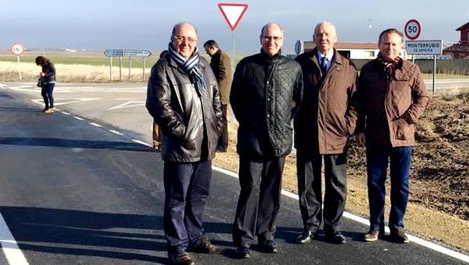 El presidente de la Diputación de Salamanca, Javier Iglesias, en la visita a la carretera DSA-620, en Monterrubio de Armuña.