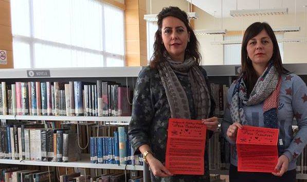 La bibliotecaria, Marian Pérez, y la concejala de Cultura, María Jesús Moro.