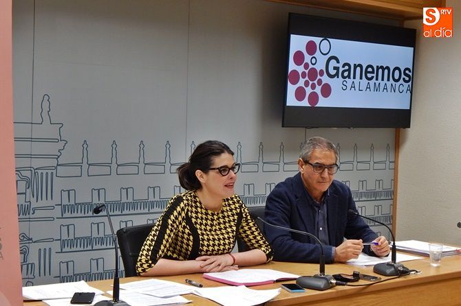 Los concejales de Ganemos Salamanca Virginia Carrera y Gabriel Risco